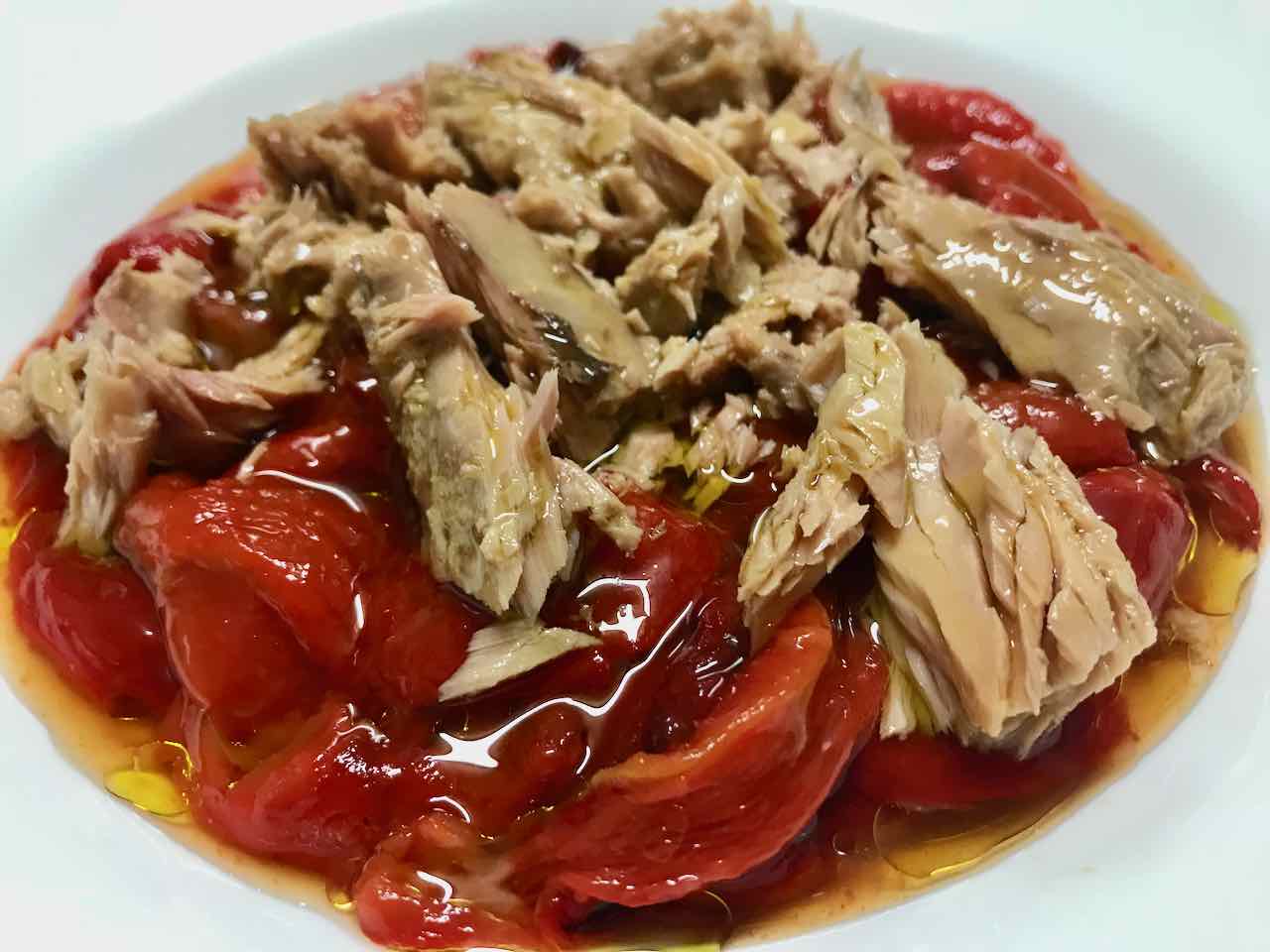 Ensalada de pimientos rojos caseros con ventresca