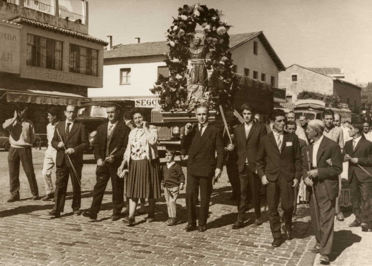 Imagen tomada a finales de los años 40 o principio de los 50 durante al Procesión de San Francisco de Asis el 4 de octubre, tradiciones que hay que conservar.