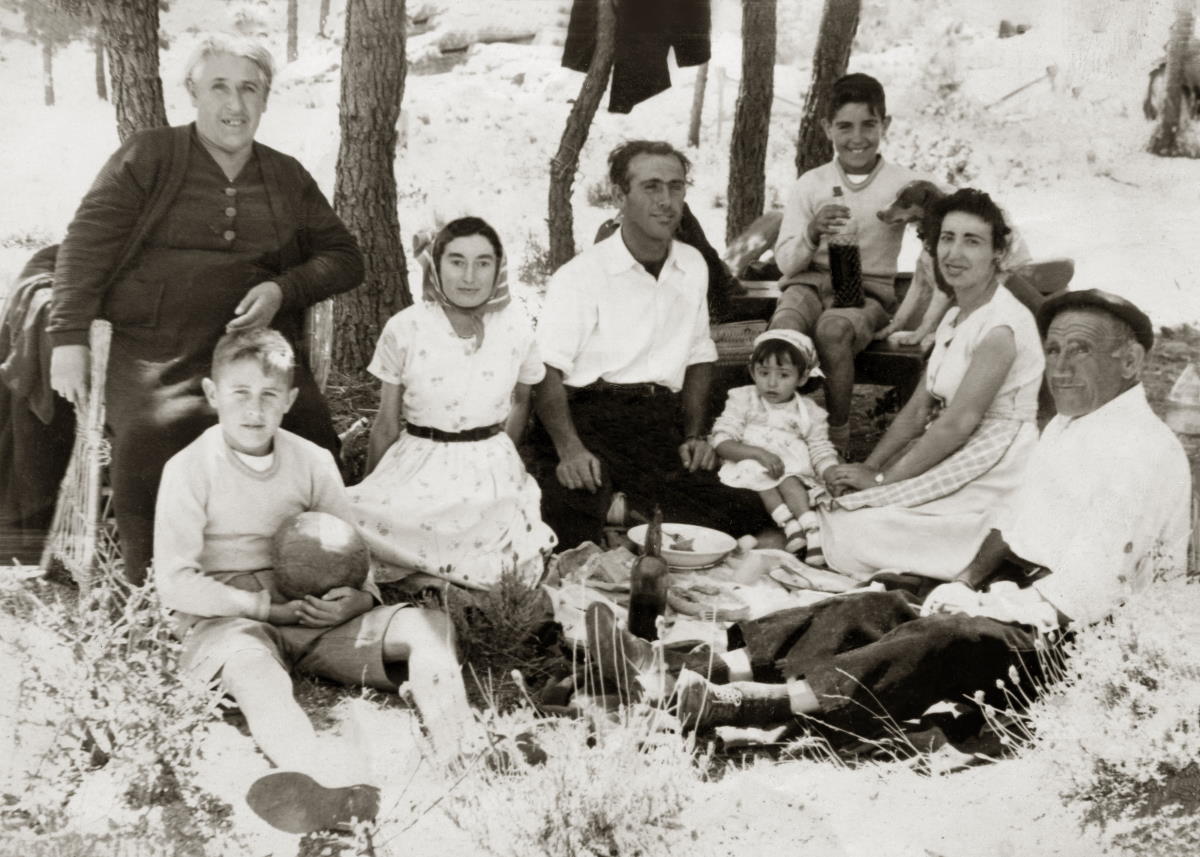 Imagen tomada a mediados de los años 50 de nuestra familia en la Romeria en honor a la Virgen de La Jarosa.