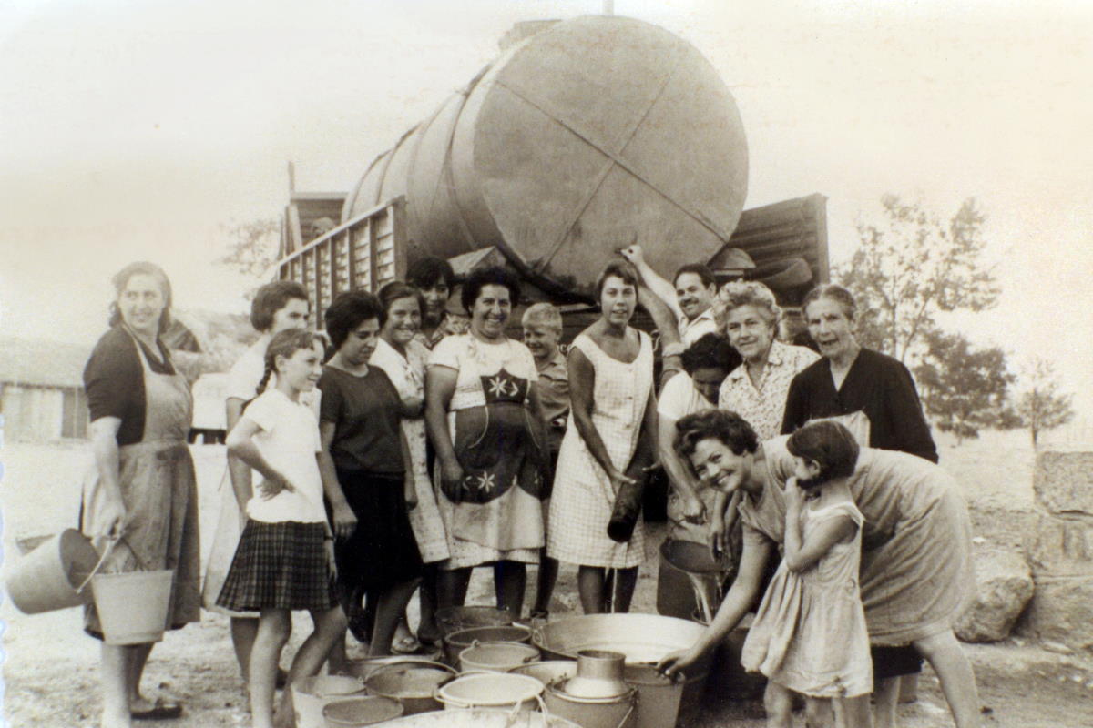 Foto tomada en los años 60 en la zona de La Torre. Los camiones abastecían de agua a los barrios altos de Guadarrama.