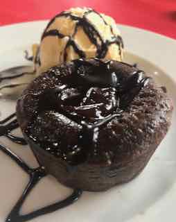 Coulant chocolate negro con helado de vainilla